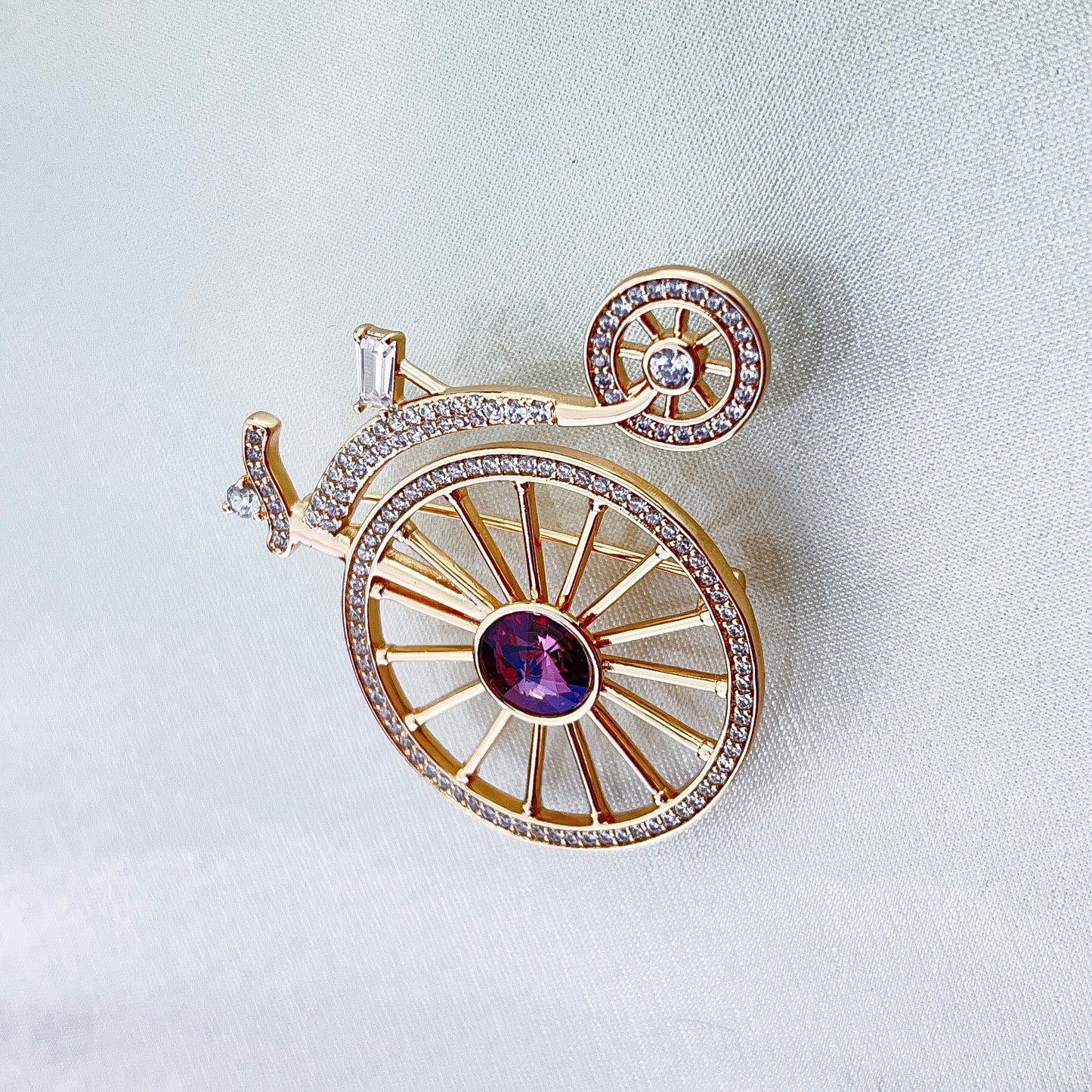 18k Gold-plated brooch in the shape of penny-farthing with crystals - beautiquepoint.com