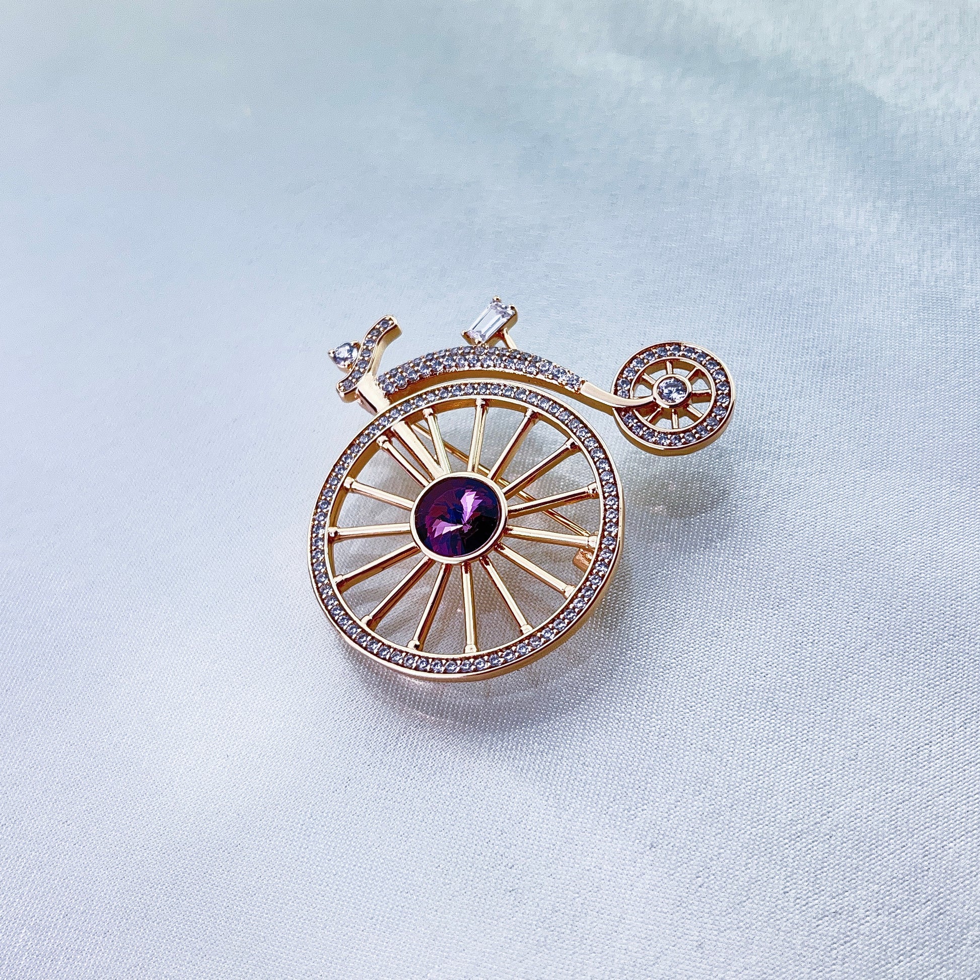18k Gold-plated brooch in the shape of penny-farthing with crystals - beautiquepoint.com