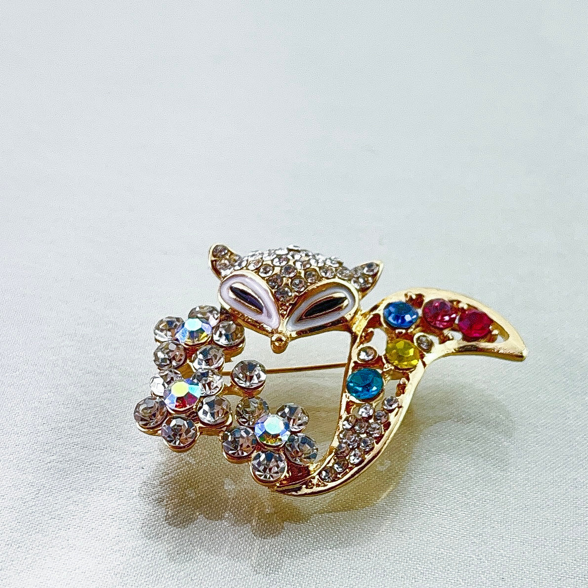 14k Gold-Plated brooch in the shape of kitty with colorful stones and crystals - beautiquepoint.com
